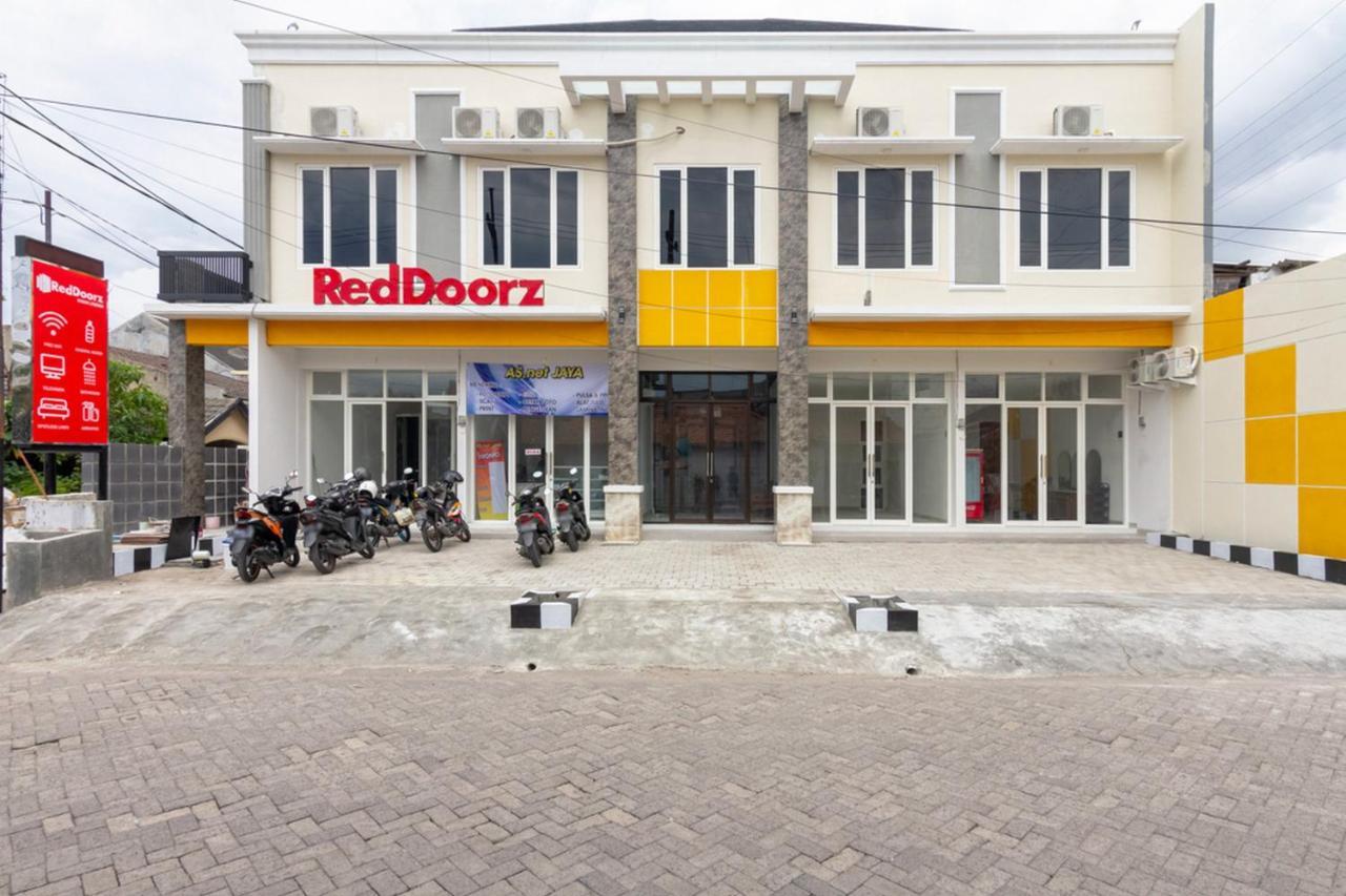 Reddoorz Syariah @ Kebraon Ξενοδοχείο Σουραμπάγια Εξωτερικό φωτογραφία