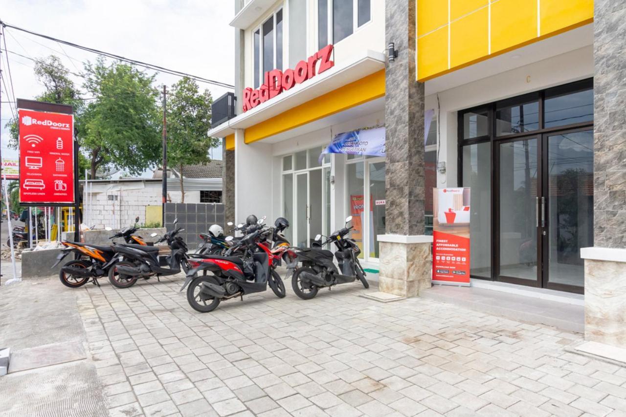 Reddoorz Syariah @ Kebraon Ξενοδοχείο Σουραμπάγια Εξωτερικό φωτογραφία